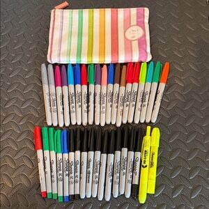 Sharpie Permanent Markers Set with Striped Pouch